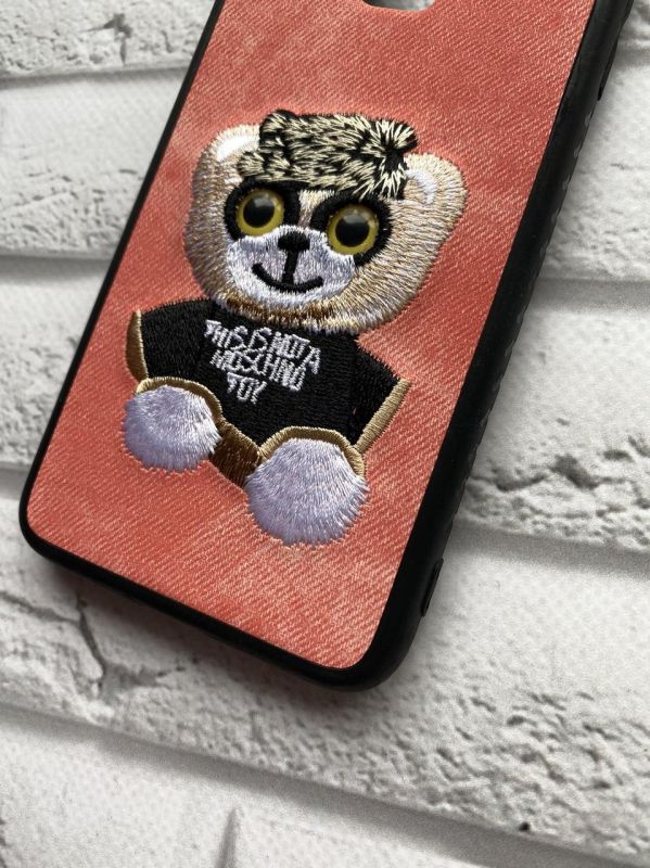 Силіконовий чохол, прикрашений малюнком на тканині, для Samsung Galaxy J8 (2018) Ведмедик в комбінезоні