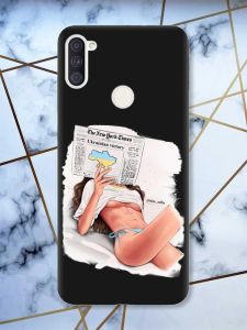 Матовий чорний чохол на Samsung Galaxy A11 Дівчина з газетою (принт 31)