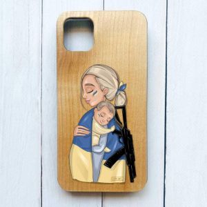Дерев'яний чохол на iPhone 11 Pro Max (6,5) :: Мама-захисниця (патріотичний принт 21)