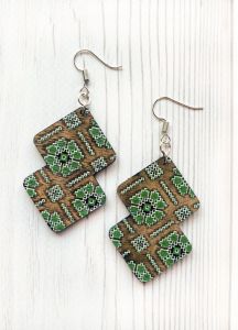 Сережки з дерева Українська вишиванка на темній основі (принт 1.5)