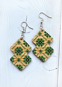 Сережки з дерева Українська вишиванка на світлій основі (принт 1.5)