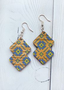 Сережки з дерева Українська вишиванка на світлій основі (принт 1.6)