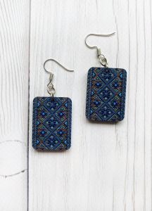 Сережки з дерева. Орнамент вишивки на темній основі (принт 2.9)