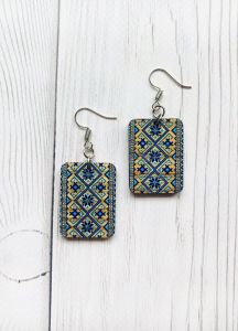 Сережки з дерева. Орнамент вишивки на світлій основі (принт 2.9)