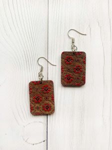 Сережки з дерева. Орнамент вишивки на темній основі (принт 2.14)