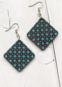 Сережки з дерева. Квітковий орнамент на темній основі (принт 3.5)