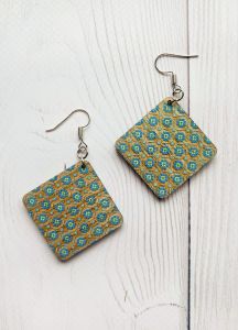 Сережки з дерева. Квітковий орнамент на світлій основі (принт 3.5)