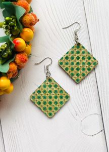 Сережки з дерева. Квітковий орнамент на світлій основі (принт 3.6)