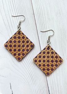 Сережки з дерева. Квітковий орнамент на світлій основі (принт 3.7)