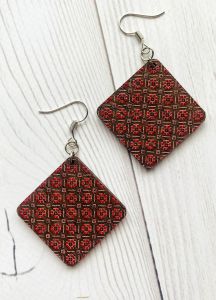 Сережки з дерева. Квітковий орнамент на темній основі (принт 3.8)
