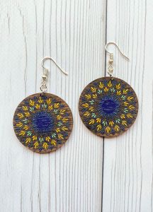 Сережки з дерева Етно на темній основі (принт 4.1)