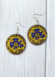 Сережки з дерева Етно на темній основі (принт 4.4)