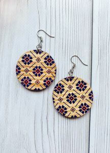 Сережки з дерева Українська вишиванка на світлій основі (принт 4.11)