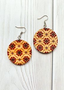 Сережки з дерева Українська вишиванка на світлій основі (принт 4.12)