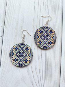 Сережки з дерева Українська вишиванка на світлій основі (принт 4.13)