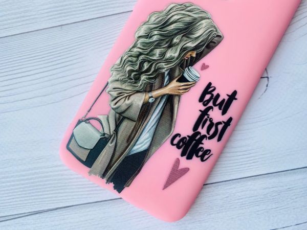 Матовий рожевий чохол на Apple iPhone 14 Pro :: Дівчина з кавою (принт 114)