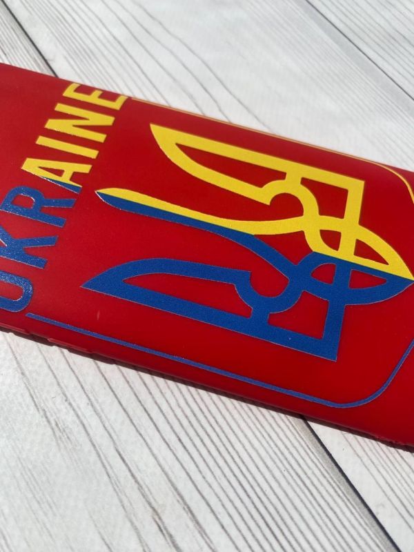 Матовий червоний чохол на Apple iPhone 14 :: Тризуб (патріотичний принт 254)
