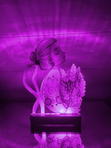 Нічник Українка з регулюванням світла через пульт ДУ