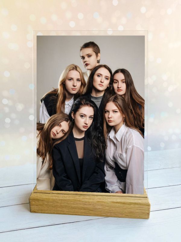 Велика акрилова фотографія на дерев'яній підставці (20х30 см, вертикальна)