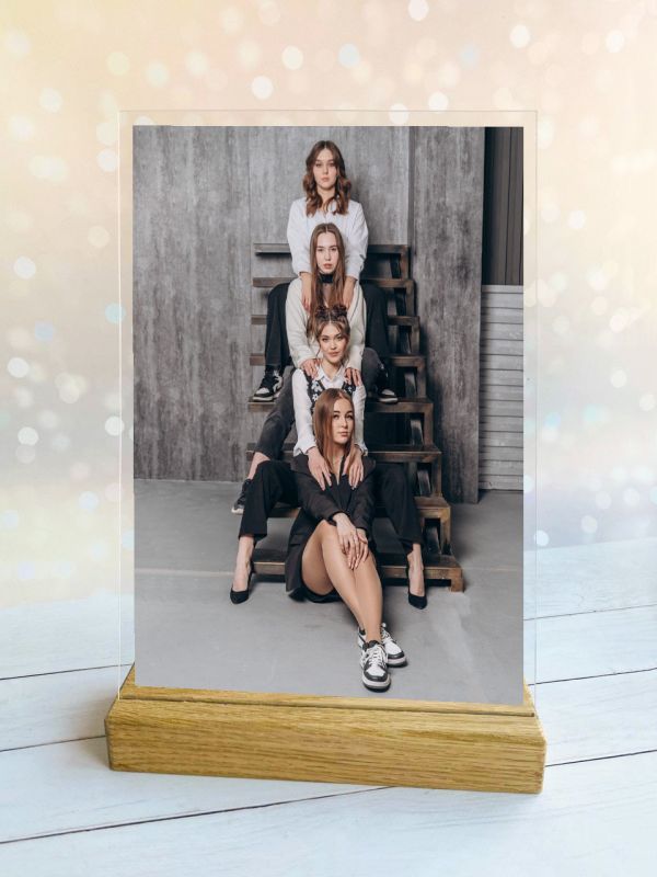Велика акрилова фотографія на дерев'яній підставці (20х30 см, вертикальна)