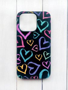 Матовий чохол на iPhone 15 Plus Чорний :: Різнокольорові сердечка (принт 332)