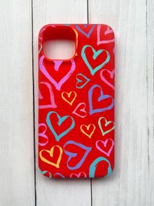 Матовий чохол на iPhone 15 Червоний :: Різнокольорові сердечка (принт 332)