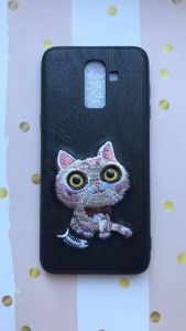 Силіконовий чохол, прикрашений малюнком на тканині, для Samsung Galaxy J8 (2018) Кіт на чорному фоні