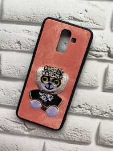 Силіконовий чохол, прикрашений малюнком на тканині, для Samsung Galaxy J8 (2018) Ведмедик в комбінезоні