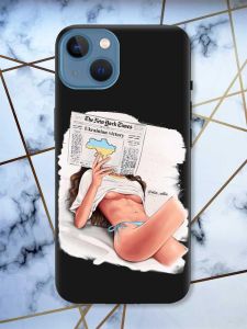 Матовий чорний чохол на Apple iPhone 13 Дівчина з газетою (принт 31)