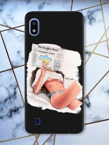 Матовий чорний чохол на Samsung Galaxy A10 (2019) A105 Дівчина з газетою (принт 31)