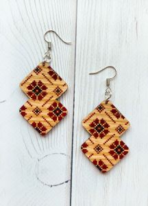 Сережки з дерева Українська вишиванка на світлій основі (принт 1.7)