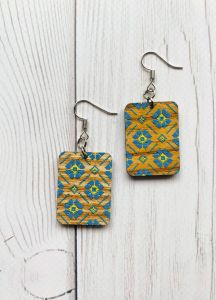 Сережки з дерева. Орнамент вишивки на світлій основі (принт 2.13)