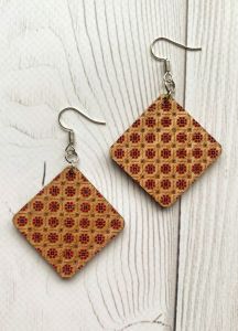 Сережки з дерева. Квітковий орнамент на світлій основі (принт 3.8)