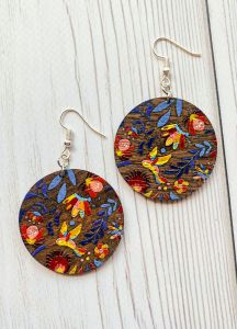 Сережки з дерева Колібрі на темній основі (принт 4.9)