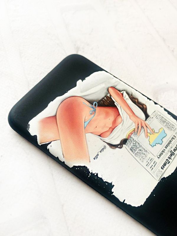 Матовий чорний чохол на Xiaomi Redmi Note 11 4G :: Дівчина з газетою (принт 31)