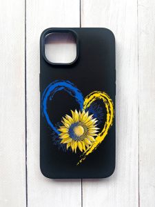 Матовий чохол на iPhone 15 Чорний :: Серце з соняхом. Україна (принт 260)