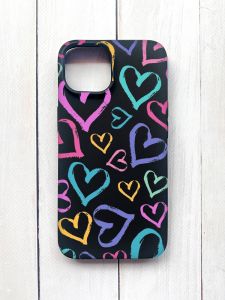 Матовий чохол на iPhone 15 Чорний :: Різнокольорові сердечка (принт 332)